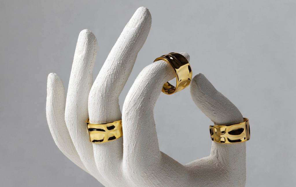 expensive-golden-ring-with-human-hand-stand-display_23-2150347070.jpg