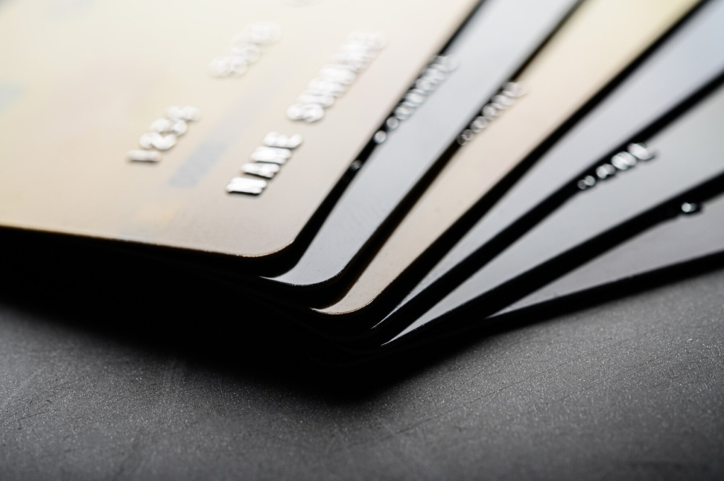 credit-cards-that-are-stacked-neatly-together_1150-16361.jpg