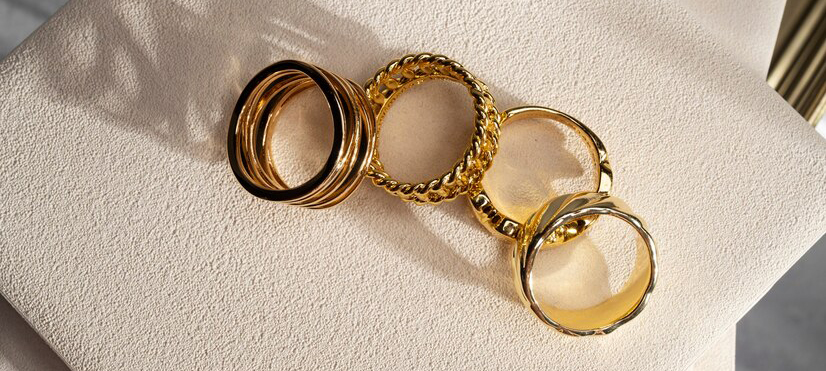 view-luxurious-golden-ring-felt-jewelry-display_23-2150329656.jpg